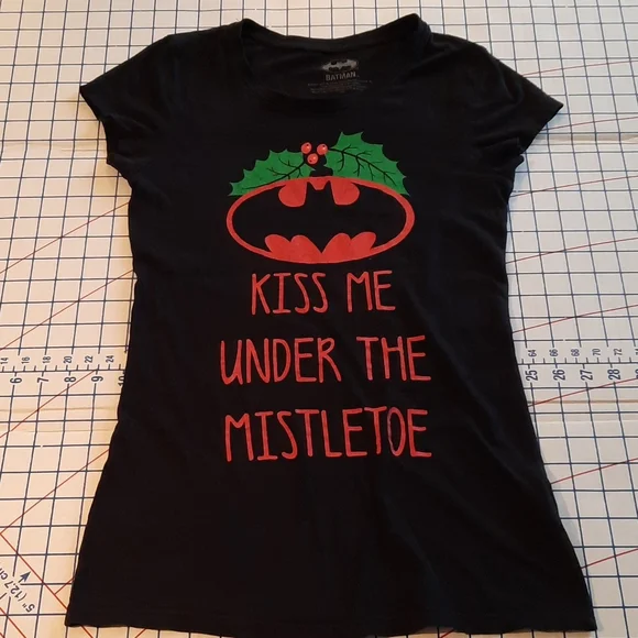 Batman Christmas T-shirt - Picture 1 of 4